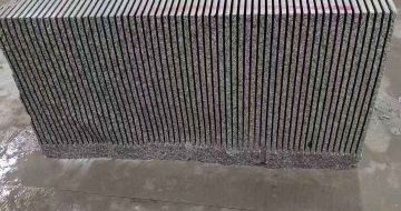 汕尾芝麻白毛板荒料切割