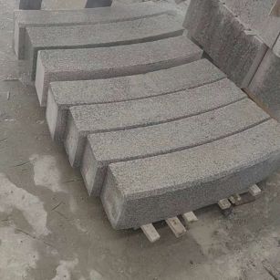 汕尾芝麻白弧形路牙石