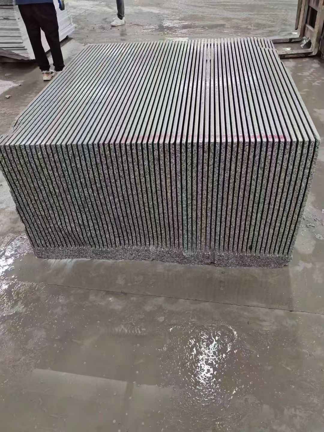 汕尾芝麻白毛板荒料切割